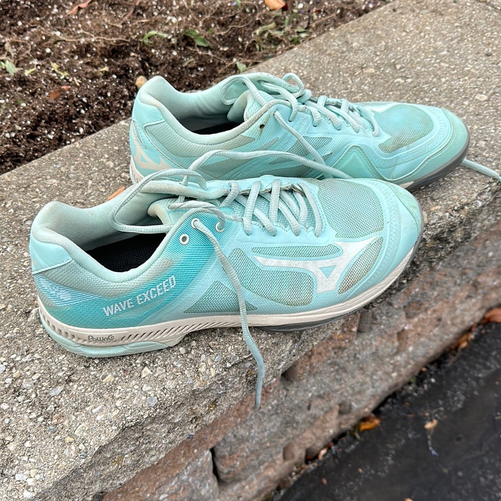 Mizuno wave exceed court shoes women’s size 11